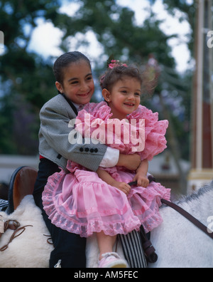 Due bambini in costume tradizionale Jerez fiera cavalli di Jerez de la Frontera Andalusia Spagna Foto Stock