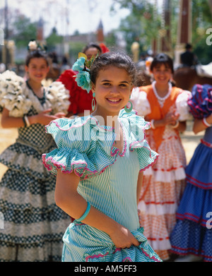 Un gruppo di ragazze in costume tradizionale Jerez fiera cavalli di Jerez de la Frontera Andalusia Spagna Foto Stock