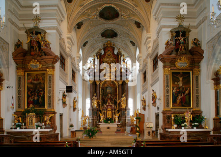 Altare maggiore della città chiesa parrocchiale di St Oswald, Traunstein, Alta Baviera, Germania Foto Stock