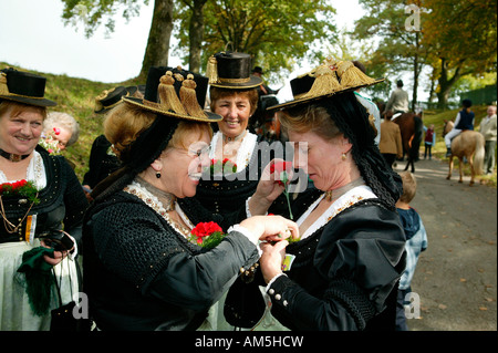 Le donne ad adornare se stessi per il Leonhardifahrt in Thambach, Alta Baviera, Baviera, Germania Foto Stock