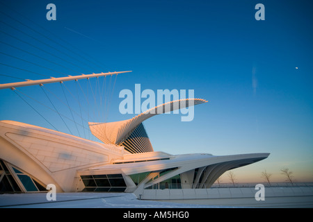 Vista al tramonto di Santiago Calatrava Milwaukee Art Museum Quadracci Pavilion MAM sul Lago Michigan WI Wisconsin in inverno. Foto Stock