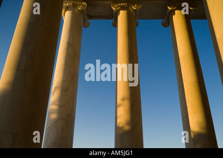 Ampio angolo di visione dei pilastri del Jefferson Memorial nella luce del pomeriggio. Washington DC Foto Stock