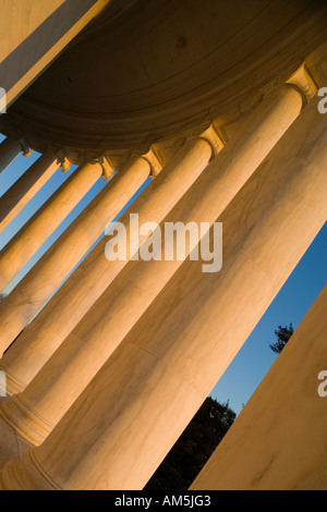 Vista diagonale dei pilastri del Jefferson Memorial, Tidal Basin, Washington DC Foto Stock