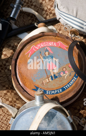 Un soldato pallone dalla Guerra Civile Americana con stato di Virginia motto: sic semper tyrannis. Display a rievocazione storica. Foto Stock