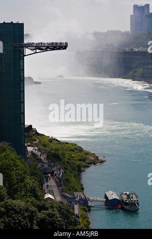 Cascate del Niagara con le Cascate del Niagara torre di osservazione con la folla. Cascate Horseshoe. Entrambi statunitense e canadese e i lati. Foto Stock