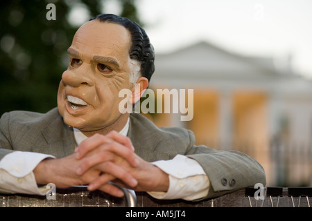 Uomo con Richard Nixon maschera la protesta della guerra in Iraq e l'amministrazione Bush di fronte alla Casa Bianca di Washington DC. Foto Stock