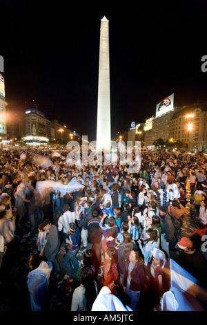 Una folla immensa assembla sotto l'obelisco al partito a Buenos Aires dopo una vittoria 2-1 nella loro apertura in Coppa del Mondo di calcio nel 2006. Foto Stock