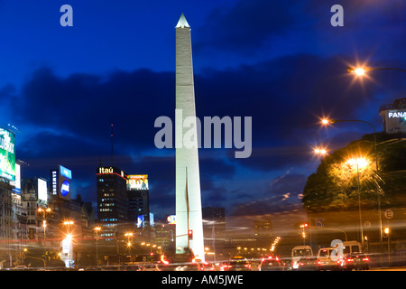 L'Obelisco di notte con la luce delle scie di vetture in movimento. Buenos Aires, Argentina. Foto Stock