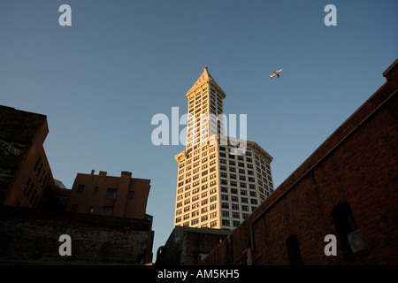 Smith Tower il grattacielo più antico di Seattle. Blu cielo con sole illuminava aereo. Il tramonto. Foto Stock