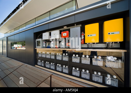 Solar home armadio elettrico che contiene gli invertitori, batterie e unità di comando per la casa dotata di pannelli solari fotovoltaici Foto Stock