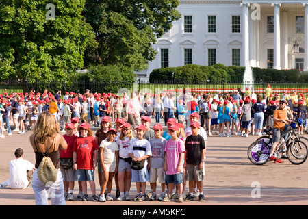 Giovani studenti prendere foto della Casa Bianca di Washington DC. Vista da Lafayette Park con la Casa Bianca in background. Foto Stock