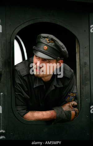 Driver motore guardando dalla cabina di uno storico treno a vapore Foto Stock