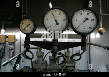 La pressione del vapore visualizza (manometro) in uno storico treno a vapore Foto Stock