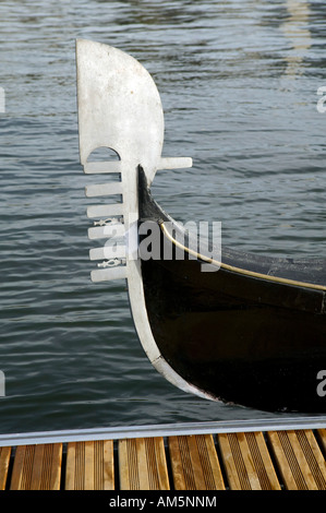 Prua di una gondola su acqua 1 dicembre 2007 Foto Stock