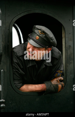 Driver motore guardando dalla cabina di uno storico treno a vapore Foto Stock