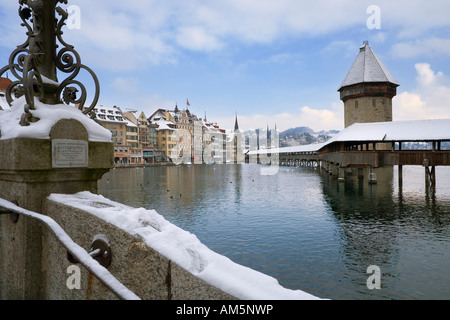 Kapellbruecke oltre il Fiume Reuss, città vecchia, Lucerna, Svizzera, Europa Foto Stock