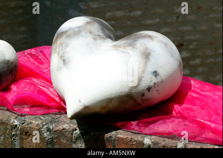 Cuore di pietra sul net pizzi, decorazione Foto Stock