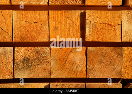 Travi in legno su un lumberyard Foto Stock