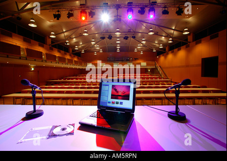 Notebook nella parte anteriore di un auditorium Foto Stock