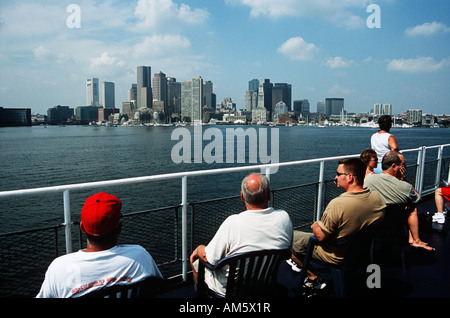 Boston skyline della città dal porto e i turisti in barca, Boston, Massachusetts, New England, STATI UNITI D'AMERICA Foto Stock