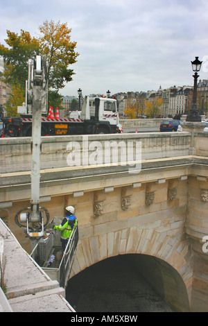 Workman di effettuare la manutenzione del ponte sul Pont Neuf, Parigi, Francia Foto Stock