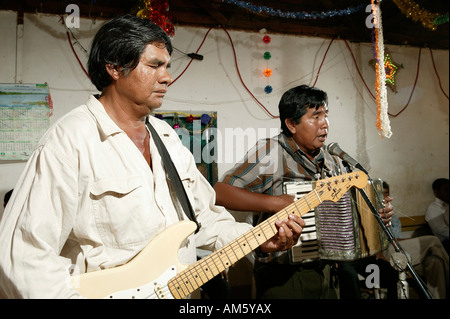 Due indiani a suonare la chitarra e fisarmonica, Loma Plata, Chaco, Paraguay, Sud America Foto Stock