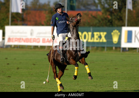 Juan Ruiz Guinazu dal Team Koenig & Cie in sella al suo polo horse, giocatore di polo, Polo torneo, Berenberg Alta meta Trofeo 20 Foto Stock