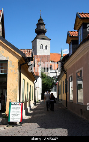 Vicolo nella città di Visby con vista della cattedrale 'St. Maria, Gotland, Svezia Foto Stock