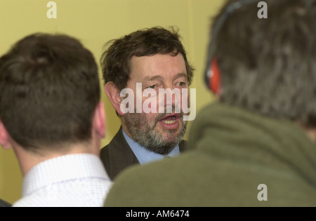 David Blunkett visite Yarlswood centro di detenzione dopo l incendio ha distrutto metà degli edifici sul sito Bedfordshire Regno Unito Foto Stock