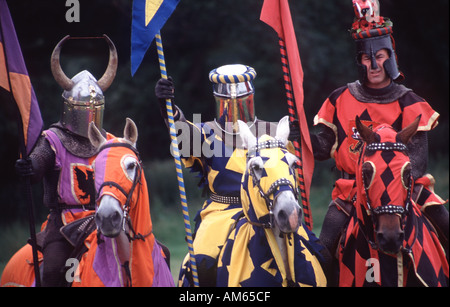 Giostra medievale torneo ri emanazione cavalieri su cavalli a Caerlaverock Castle vicino a Dumfries Scozia UK Foto Stock