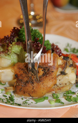Hock con coleslaw e gnocchi Foto Stock