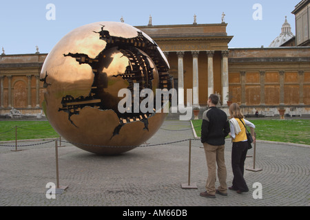 I turisti guardano a sfera conserva la scultura. Museo del Vaticano, Roma, lazio, Italy. Foto Stock