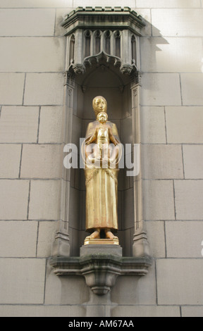 Statua di Maria e di Gesù al di fuori del Cattedrale di Manchester Foto Stock