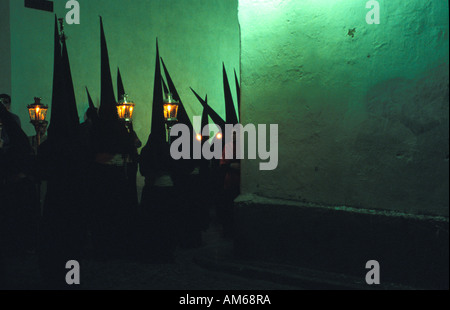 Jerez de la Frontera durante la settimana santa di orientale processioni con cappuccio passano attraverso la notte Foto Stock