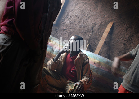 L'agricoltore etiope di attesa per le piogge di cancellare in modo che egli possa iniziare il raccolto il suo caffè. Utacha, vicino Yirgacheffe, Etiopia Foto Stock