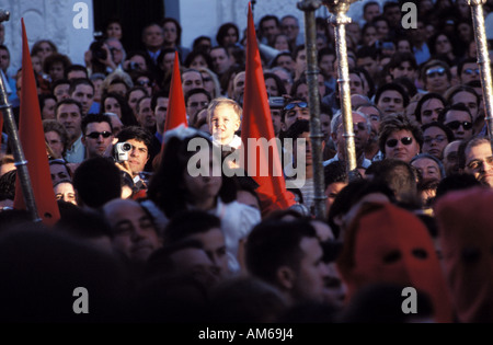 Jerez de la Frontera durante la settimana santa di orientale processioni con cappuccio sono passando attraverso le strade Foto Stock