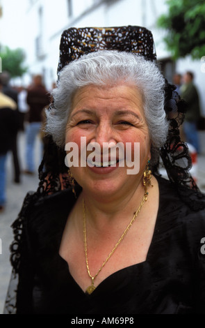 Jerez de la Frontera una donna in abito tradizionale durante le processioni di Pasqua Foto Stock