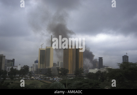 Fumo dopo la bomba del terrore agosto 98 Nairobi Foto Stock