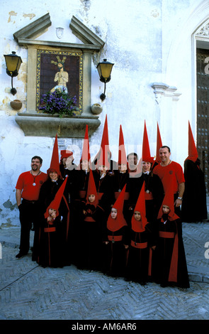 Jerez de la Frontera durante la settimana santa di orientale i penitenti incappucciati di Santiago sono schierate per un ritratto di gruppo Foto Stock