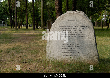 Monumento di pietra per le vittime del xx di luglio nel campo di concentramento di Sachsenhausen Foto Stock