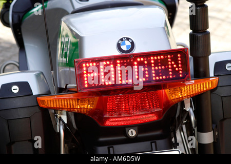 Polizia moto con 'Folgen' (seguire) firmare Foto Stock