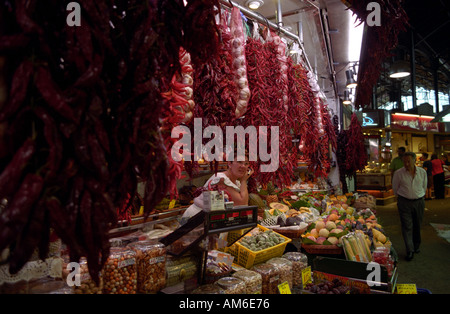 Una donna per la vendita di frutta e verdura al Mercat de la Boqueria, un mercato fuori Las Ramblas di Barcellona, Spagna, Europa Foto Stock