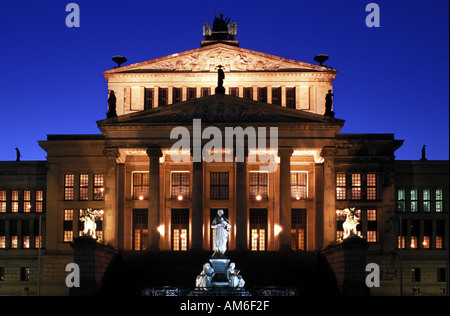 Germania Berlino Schauspielhaus al Gendarmenmarkt è stato progettato dal famoso architetto Karl Friedrich Schinkel Foto Stock