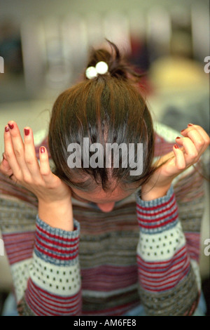 Girl Età 18 guardando triste a Minneapolis St Paul Aeroporto Internazionale Charles Lindbergh terminale. Minneapolis Minnesota USA Foto Stock