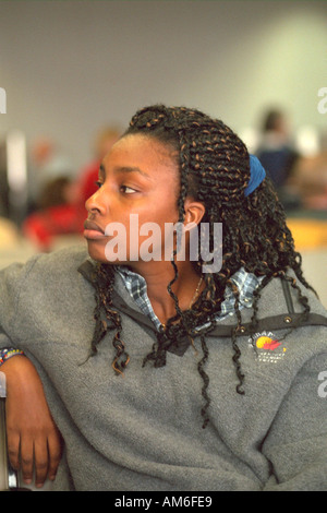 Scambio africana studente Età 18 in attesa presso la Charles Lindbergh International Airport . Minneapolis Minnesota USA Foto Stock