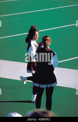Cheerleaders età 21 sorridente a Augsburg college football gioco. Minneapolis Minnesota USA Foto Stock
