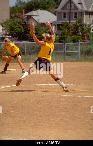 Fast pitch softball player età 19 pitching sferico alla partita del torneo. St Paul Minnesota USA Foto Stock