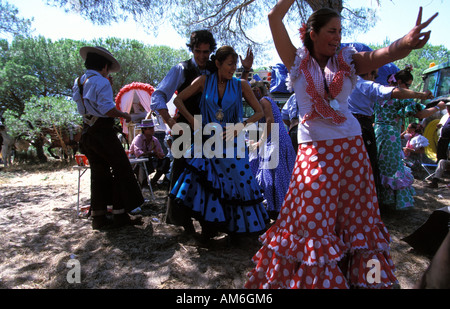 Un gruppo danze Sevillanas durante il pellegrinaggio a El Rocio che conduce attraverso il parco nazionale di Coto Donana. Foto Stock