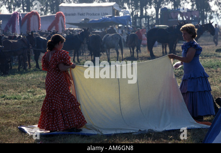 Il pellegrinaggio a El Rocio che conduce attraverso il parco nazionale di Coto Donana donne camping Foto Stock