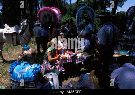 Il pellegrinaggio a El Rocio che conduce attraverso il parco nazionale di Coto Donana prendendo una pausa pranzo Foto Stock